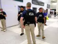 Integrantes del Departamento de Seguridad Nacional (DHS), en el Aeropuerto Intercontinental George Bush en Houston