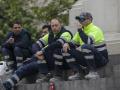 Operarios descansan durante su jornada laboral