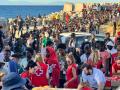 Cruz Roja y Cooperación Sur-Sur reparten alimentos básicos a unos 2.000 inmigrantes en la Playa del Trampolín (Ceuta)