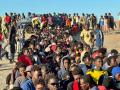 Cruz Roja y la organización Sur Sur reparten alimentos básicos, a 3 de agosto de 2026, en Ceuta (España). La ONG ceutí Luna Blanca ha repartido en los últimos días más de 12.000 comidas entre las personas migrantes que accedieron a la ciudad durante la entrada masiva desde Marruecos. Solo durante la jornada del domingo, los trabajadores y voluntarios de la entidad distribuyeron alimentos a más de 4.500 personas, según han trasladado desde la ONG este lunes a Europa Press.

Iván Zambrano / Europa Press
03 AGOSTO 2026;MIGRANTES;ONG;VOLUNTARIOS;LUNA BLANCA;COMIDA;PALÉS;DONACIONES;
03/8/2026