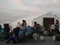 Grupos de inmigrantes hacen cola para entrar en el campo de Moria de la isla de Lesbos, Grecia