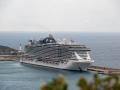 Vista de un crucero en el puerto de Ibiza.