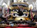 Ofrendas depositadas en un altar con una estatua de Rahu en el templo Wat Khun Chan de Bangkok, Tailandia