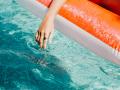Una mujer bañándose en una piscina, en una imagen de archivo