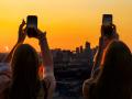 Personas fotografiando un eclipse