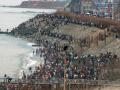 Colas de decenas de miles de personas para entrar en Ceuta a través del espigón del Tarajal