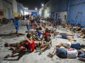 Decenas de migrantes que han pasado la frontera entre Ceuta y Marruecos pasan la noche en la calle. Numerosas personas seguían entrando en Ceuta desde Marruecos de forma incontrolada al caer la noche