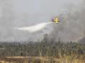 Medios aéreos trabajan en las labores de extinción del incendio forestal en Niebla