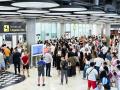 Imagen de archivo de varios viajeros en la zona de llegadas, en la T4 del aeropuerto de Barajas en Madrid