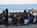 Cientos de personas migrantes reciben atención sanitaria de profesionales del INGESA y voluntarios de Cruz Roja, en la playa del Trampolín,