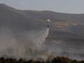 Un helicóptero bombardero trabaja en las tareas de extinción del incendio de Revenga, Segovia