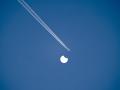 Un cielo despejado y con un eclipse solar parcial y un avión
