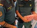 Agentes de la Guardia Civil con parte de la mercancía inacutada en la operación 'Médula'.

REMITIDA / HANDOUT por GUARDIA CIVIL
Fotografía remitida a medios de comunicación exclusivamente para ilustrar la noticia a la que hace referencia la imagen, y citando la procedencia de la imagen en la firma
10/8/2026