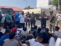 Militares apoyan a la policía durante el registro de menores migrantes a las puertas de la Jefatura de Policía de Ceuta