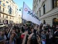 Seguidores del partido ruso Yabloko se manifiestan a fuera del Supremo en Moscú
