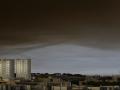 Un hongo de humo sobre Mairena del Aljarafe ocasionado por el incendio de Niebla (Huelva)