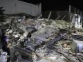 Una persona observa edificios afectados luego de un terremoto de magnitud 7,4 este lunes, en Pereira (Colombia).