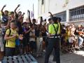 Un grupo de menores espera para ser filiado en una comisaría de la Policía Nacional, a 10 de agosto de 2026, en Ceuta (España)
