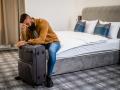 Viajero triste en una habitación