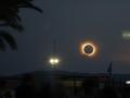 La corona solar resplandece mientras la Luna oculta totalmente el Sol durante la fase de totalidad del eclipse solar total, visto desde la playa del Arenal en Llucmajor, en Mallorca.