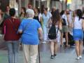 Imagen de archivo de una mujer mayor paseando por la calle.