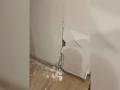 Una gran grieta atraviesa la pared de una vivienda en el centro de Granada