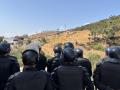 Las fuerzas de Seguridad de Marruecos vigilan este sábado a decenas de migrantes subsaharianos