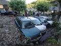 Coches enterrados tras la riada en el pueblo de Manzanedo de Valdueza, en León