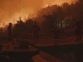 Efectivos de la UME trabajan en la extinción del incendio de Las Peñas de Riglos, en Huesca