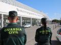 Dos agentes del aeropuerto