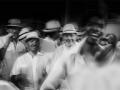 Los hombres cantan habaneras y sus cuerpos parecen incapaces de permanecer quietos dentro de la fotografía