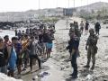 Decenas de inmigrantes ilegales intentando cruzar la frontera con Ceuta