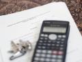 Una calculadora y unas llaves sobre un contrato de arrendamiento (alquiler) de una habitación en una vivienda compartida.

Eduardo Parra / Europa Press
23 septiembre 2019, alquier, compra, piso, inmobiliaria
23/9/2019

EDUARDO PARRA / EUROPA PRESS
23/9/2019