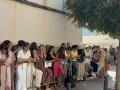 Niños y niñas esperan a las puertas de la Jefatura Superior de Policía de Ceuta para que les registren este mes de agosto
