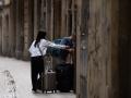 Dos turistas con maletas en el centro de Barcelona, en una imagen de archivo