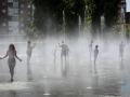 Varias personas, entre ellas niños, se refrescan en los chorros de Madrid Río un día antes de que, según la Agencia Estatal de Meteorología (AEMET), llegue a la península Ibérica y a las Islas Baleares la primera ola de calor del verano 2019.

Jesús Hellín / Europa Press
25 junio 2019, agua
25/6/2019