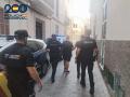 El individuo, saliendo detenido de la sede judicial