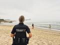 Una agente de la Policía Nacional en la playa de Samil, en Vigo (Pontevedra).

REMITIDA / HANDOUT por POLICÍA NACIONAL
Fotografía remitida a medios de comunicación exclusivamente para ilustrar la noticia a la que hace referencia la imagen, y citando la procedencia de la imagen en la firma
19/8/2026
