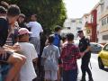 Un grupo de menores espera para ser filiado en una comisaría de la Policía Nacional