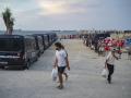 Varios inmigrantes hacen cola para que les den comida en una playa, a 19 de agosto de 2026, en Ceuta (España)