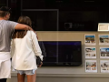 Imagen de archivo de dos jóvenes mirando pisos en una inmobiliaria