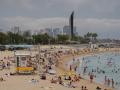 Bañistas toman el sol y se bañan en las playas de Barcelona