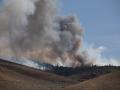 El humo se eleva con fuerza debido a los fuertes vientos durante el incendio Hawk