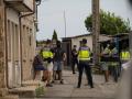 Varios agentes de la Policía Nacional se llevan a un detenido en una operación antidroga, a 22 de agosto de 2026, en A Pobra do Caramiñal, A Coruña, Galicia (España). La Policía Nacional ha detenido este sábado a cuatro personas e incautado más de 1.500 kilos de cocaína en una operación antidroga en A Pobra do Caramiñal, que todavía continúa en marcha.  Durante la tarde, los agentes desplegados en la zona continúan efectuando registros en una zona cercana a la playa de Conchido, muy próxima al municipio de Boiro. Según fuentes consultadas por Europa Press, la investigación en marcha está vinculada al clan de Os Fanchos.

Elena Fernández / Europa Press
22 AGOSTO 2026;OPERACIÓN ANTIDROGA;DROGA;POLICÍA;OPERATIVO;CLAN;OS FANCHOS;
22/8/2026