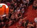 Imagen de archivo de la Tomatina de Buñol, y arriba a la izquierda la variedad de tomate pera
