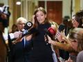 Ester Muñoz explota contra Sánchez ante Robles: "Se largó de vaciones y recomendó su lista de Spotify"