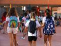 (Foto de ARCHIVO)
Tres niñas a su llegada al colegio CEIP Hernán Cortés durante el primer día de comienzo del curso escolar, a 7 de septiembre de 2022, en Madrid (España). El curso escolar 2022/2023 comienza este año con la implantación de la LOMLOE en los cursos impares y con la aplicación de la bajada de ratios de alumnos en las aulas de la región, que se implantará de manera progresiva durante los próximos años desde Educación Infantil. De esta manera, durante este curso académico se reduce el número de alumnos a 20 por clase en el segundo ciclo de Infantil (4 años). El curso también está marcado por el fin de las medidas contra el Covid-19. En el caso de la educación pública madrileña, los niños de Infantil y Primaria vuelven hoy a las aulas mientras que en la ESO, Bachillerato y FP, empiezan mañana, 8 de septiembre.

Marta Fernández / Europa Press
07 SEPTIEMBRE 2022;NIÑOS;VUELTA AL COLE;COLEGIO;EDUCACIÓN;MADRID;COMUNIDAD DE MADRID;MATERIALES;
07/9/2022