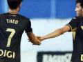 Adnane Ghailan felicita por su gol a Theo Zidane, capitán del Córdoba en este partido