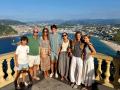 La autora, junto a sus hijos, en el monte Urgull de San Sebastián, lugar de la anécdota que relata