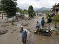 Campesinos avanzan entre el lodo en Trishuli, en el distrito nepalí de Nuwakot, tras una riada repentina.